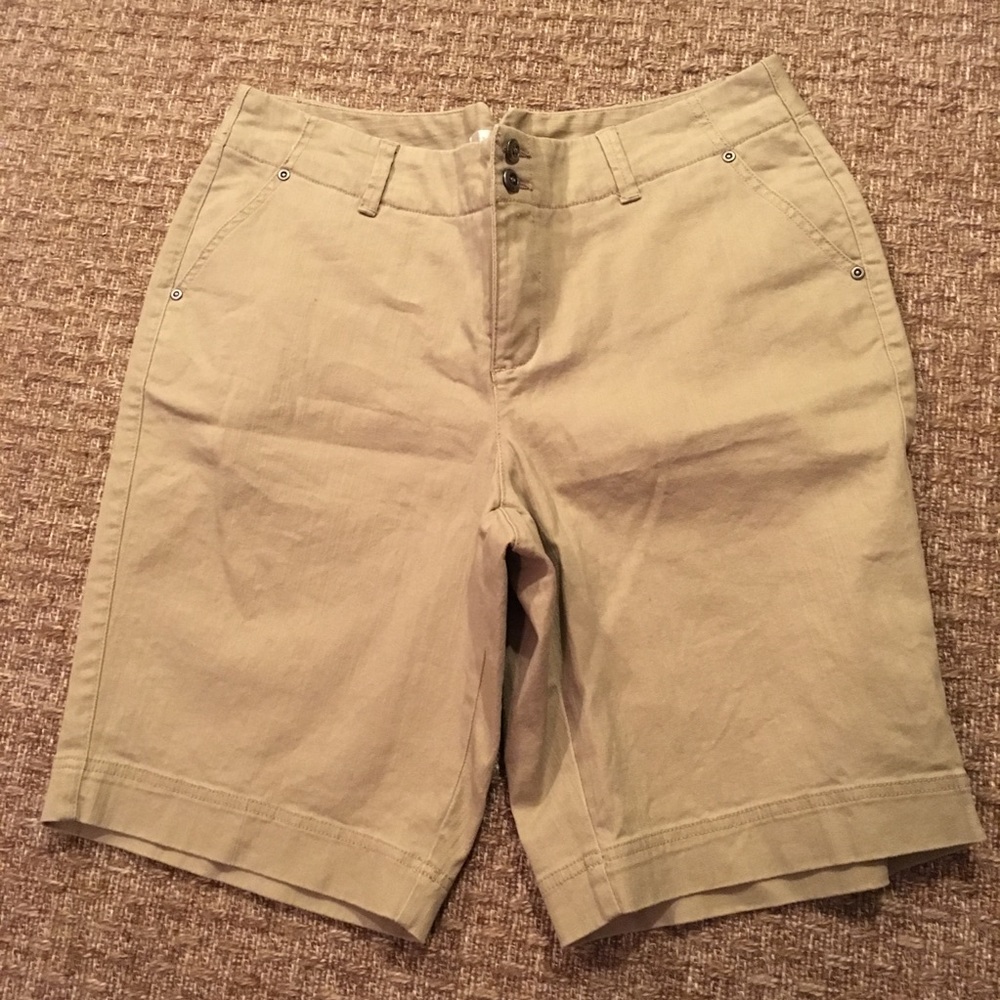 $11 SALE❤️CJ Banks Khaki Shorts Sz 14W